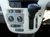 シフトとエアコンです。ダイヤル式のマニュアルエアコンになります。シンプルで使いやすい!
