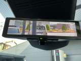 スマートルームミラーは、車両後方に設置されたカメラの映像を、ルームミラーに映し出すことで、死角をなくし、安全性を向上させることができます。また、夜間や雨天時でも、クリアな映像を映し出すことができます。