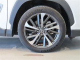 純正のアルミホイール装着車です。タイヤサイズは225/50R18です。