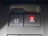 「HOLD」スイッチを押し、システムONの状態にしておくことで、渋滞や信号待ちなどでブレーキを踏んで停車した時にブレーキを保持。アクセルを踏むと解除されます。