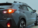 SUBARUリヤビークルディテクションを搭載。後方から接近する車両を検知し、ドアミラーのLEDインジケーターで注意を促します。車線変更や後退時の安全確認をサポートし、安心感の高いドライブを実現します。