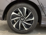 【アルミホイール】純正アルミホイール装備!足元を際立たせ、軽快な走りを演出します!印象もアップし、スタイルも引き締まります!スポーティーさの中にラグジュアリーを感じさせるデザインですね♪