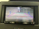 【バックカメラ】運転が苦手な方も車庫入れラクラクです!ギアをリバースに入れれば自動的に切り換わりますので、面倒な操作は不要です♪狭い駐車場もお車を傷つけず安心ですね!