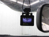 運転中の「万が一」を記録してくれ、もしもの時も心強いドライブレコーダーを装備しています。