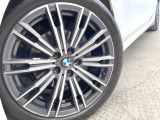 ●純正18インチアルミホイール:輸入車ならではの卓越した走りを支えるホイールと足回りです!日本車の走りに慣れている方にもぜひ体感して頂きたいほど、高いレベルでまとまっています!