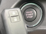 【キーレススタートシステム】カバンやポケットに入れたままでもドアの施錠・解錠が可能なスマートキーを装備。エンジンのオン・オフ時もカギを取り出す必要が無いからとっても便利です♪