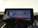 パノラミックビューモニター付きです。車両を上から見たような映像を画面に表示。運転席からの目視だけでは見にくい、車両周辺の状況をリアルタイムでしっかり確認できます。