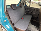 後部座席も気になるようなキズ・汚れやへたり等、大きなダメージはなく、良好な状態です。