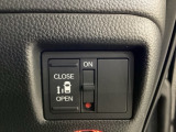 左側電動スライドドアは運転席からでも操作ができるように、ハンドル付近に開閉の操作スイッチが付いています。