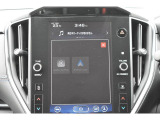 Apple CarPlay/Android Autoに対応しスマートフォンにインストールされているアプリを大画面に表示して使用できるほか、音声認識による操作も可能です。