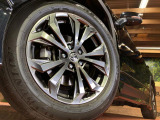 【純正18インチアルミホイール】外観にマッチした純正アルミホイールを装着しております。各種社外アルミホイールや、スタッドレスタイヤも取扱いしております。是非ご相談ください♪