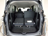 サードシートを倒した状態です。サードシートは独立可倒、荷物に合わせてラゲッジスペースをアレンジすることができます。