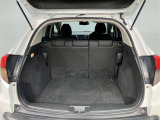 【ラゲッジスペース】長さのある荷物を積む際にも後部座席を倒したりするなどアレンジが可能なので非常に便利です♪