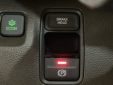 セレクトレバーの右に電子制御パーキングブレーキがあります。スイッチひとつで、停車した地点の傾斜などをシステムが検知・判断してブレーキ力を自動的に最適制御し、しっかり停車できるパーキングシステムです。