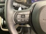 ステアリングにオーディオ操作スイッチが付いています。オーディオ画面に直接タッチしなくても操作が出来ますので、運転に集中できます。