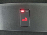 SOSコールは急病時やあおり運転被害などの危険を感じた時スイッチを押すと専門のオペレータに繋がって警察や消防への連携をサポ―トしてくれます。万が一の事故発生時にはエアバック展開と連動して自動通報します。
