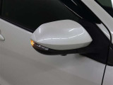 サイドターンランプ付きドアミラー。車両のドレスアップと右左折時の被視認性を兼ね備えたお洒落なミラーです。