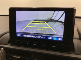 リバースギアに入れるだけで後方の表示へ切り替わります。夜間や雨の日の駐車も楽になりますよ。