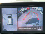 空から見ているような視点で周囲が確認できるアラウンドビューモニター、クルマの真上から見ているかのような映像によって、周辺の見えにくい障害物でも気付くことができます。