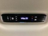 ルーフ中央にエアコン操作パネルがついていますので、2列目・3列目にお乗りの方も快適に過ごせます。