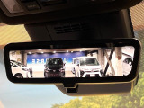 【デジタルインナーミラー】後席の大きな荷物や同乗者で後方が確認しづらい時でも安心!カメラが撮影した車両後方の映像をルームミラー内に表示。クリアな視界で状況の確認が可能です!