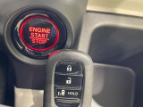 【Hondaスマートキー】カバンやポケットに入れたままでもドアの施錠・解錠が可能なスマートキーを装備。エンジンのオン・オフ時もカギを取り出す必要が無いからとっても便利です♪