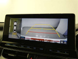 パノラミックビューモニター付きです。車両を上から見たような映像を画面に表示。運転席からの目視だけでは見にくい、車両周辺の状況をリアルタイムでしっかり確認できます。