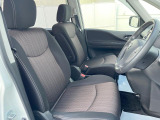 運転席まわりには十分なスペースがあり、大柄な方でもゆったり運転していただける環境です。