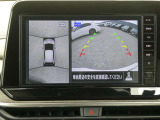 全周囲カメラで、クルマを上空から見下ろしているかのような映像を映し出します。周囲の状況がひと目でわかります!