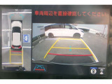 パノラミックビューモニター付きです。車両を上から見たような映像をディスプレイオーディオ画面に表示。運転席からの目視だけでは見にくい、車両周辺の状況をリアルタイムでしっかり確認できます。