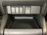 アクセサリーソケットはUSBのアダプターなどをつければ、スマホの充電にも使えます。横にはナビゲーション用の外部入力可能なUSB端子やHDMI端子がついており、周辺には物が置けるボックスがついています。