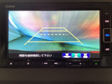 バックでの車庫入れも安心です! リアカメラが付いているバックモニター付のナビを装備しております。操作線もついており距離感も画面から確認できます。