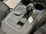 【シフト】スポーティーさを極めたなめらかなシフトチェンジが可能で、快適なクルージングからダイナミックな走りまで、さまざまな運転スタイルに適応いたします。