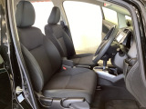 広い足元にゆったり座れるシートには肘掛けも装備しており長距離の運転でも疲れにくくなってます。女性でも運転がしやすいように、シートの高さ調整機能(シートリフター)がついています。