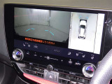 パノラミックビューモニターを装備。駐車場や交差点でクルマを真上から見るように周囲を確認できます。機能の詳細は販売店スタッフまでおたずねください。