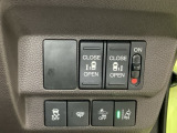 両側電動スライドドアは運転席から操作ができるよう、操作スイッチが付いています。Hondaセンシング用のVSA(ABS+TCS+横滑り抑制)解除と路外逸脱抑制機能のオンオフスイッチなどがあります。