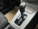 インパネシフトで足元すっきり、操作も楽々。