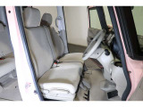 フロントシートはベンチシートタイプ♪ センターには格納式アームレストも付いています!!室内空間は広々で移動も楽々です♪狭い駐車空間など助手席ドアから出たい時にも大変便利ですよ♪