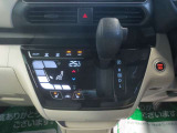 便利なAUTOエアコン付き!自分好みの温度に設定しておくと、自動で温度や風量調節をしてくれるので快適ですね♪扱いやすいシフトレバーとなっております♪ハンドルからシフトレバーが近いので操作もスムーズ!