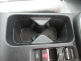 運転席からも助手席からも手の届きやすい位置にドリンクホルダーが付いています。