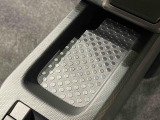 スマートフォンなどがスッキリ置けるセンターコンソールトレイです