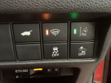 ハンドルの右側にHondaセンシング用のメインスイッチとパワーテールゲートスイッチがついています。パワーテールゲートスイッチは車内からでもテールゲートの開け閉めを電動でできます。