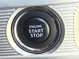 スマートキーを携帯していればスイッチを押すだけで、エンジンの始動・停止が可能。キーをバッグから取り出して差し込む手間がいりません。