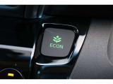 エンジンやエアコンといったクルマ全体の動きを燃費優先で自動制御するECONモード。空調など快適性を優先したいときはスイッチを押してOFFにできます。