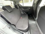 後部座席もゆったり、足元も広々。シートからマットまで綺麗です!