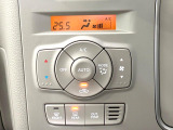 【オートエアコン】一度お好みの温度に設定すれば、車内の温度を検知し風量や温度を自動で調整。暑い&hellip;寒い&hellip;と何度もスイッチ操作をする必要はありません。快適な車内空間には必須の機能ですね♪