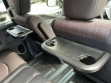 運転席&助手席後ろにはセカンドシート用テーブル&ドリンクフォルダーを装備☆