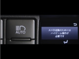 オートマチックハイビームとは、先行車や対向車のライトを認識し、ハイビームとロービームを自動で切り替える機能です。夜道の視界を確保します。詳細は販売店スタッフまでお尋ね下さい。