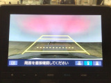 【バックカメラ】運転が苦手な方も車庫入れラクラクです!ギアをリバースに入れれば自動的に切り換わりますので、面倒な操作は不要です♪狭い駐車場もお車を傷つけず安心ですね!