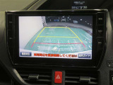 車両後方の映像を映すバックモニター。進路を確認しながら安全に車庫入れできます。